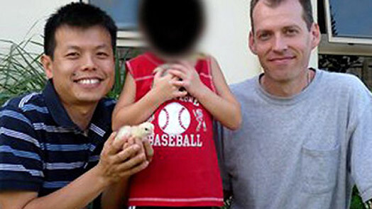 „Būt tētim ir liels gods. Būt kopā ar šo bērnu bija vislaimīgākie brīži manā mūžā,” sacīja 42 gadus vecais pedofils Ņūtons, kuram piespriesti 40 gadi cietumā (Ņūtons – attēlā pa labi.)