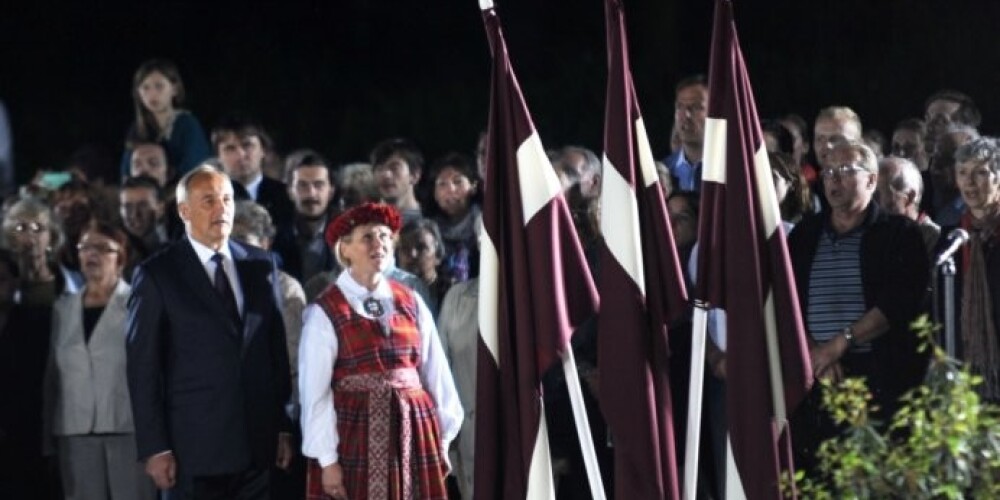 Svinīgajā mirklī ar tautu kopā bija arī Valsts prezidents Andris Bērziņš un kultūras ministre Žaneta Jaunzeme-Grende.