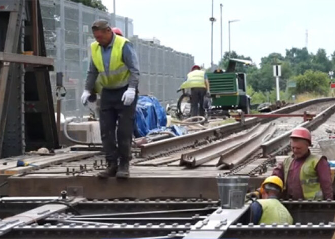 Skrundā atjauno vienu no vecākajiem dzelzceļa tiltiem Latvijā. VIDEO