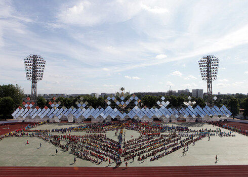 Daugavas stadionā sākušies Deju svētku lieluzveduma „Tēvu laipas” mēģinājumi. Lieluzvedumā piedalīsies 15 000 dejotāju.