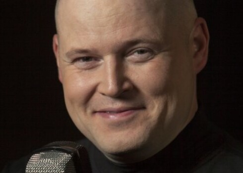 Jorgens Stenbergs ir sāms, kas nāk no neliela ciemata netālu no Ūmeo pilsētas Zviedrijā un ir apbalvots par to, ka joiku tradicijas nes tālāk un dalās ar šo kultūras mantojumu.