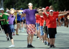 XXV Vispārējos latviešu Dziesmu un XV Deju svētkos piedalās 40 000 dalībnieku - kolektīvi no Latvijas, latviešu diasporas un ārvalstīm.