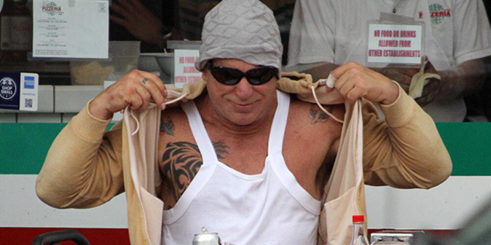 Популярный голливудский актер Микки Рурк предпочел обедам в фешенебельных ресторанах кусок пиццы и колу в демократичной придорожной пиццерии