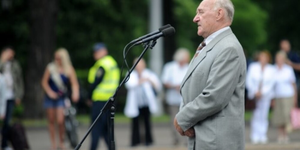Gunārs Resnais neslēpa, ka no komisijas sēdes mājās dosies ļoti pozitīvā noskaņojumā. "Iešu mājās ļoti smaidīgs," viņš sacīja.