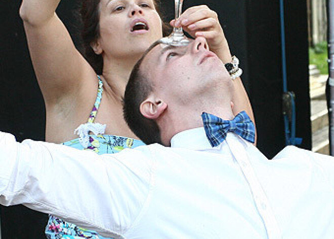 Santa Didžus spridzina, taisot trikus ar pudelēm. FOTO