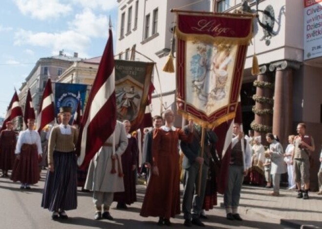 Dziesmu un deju svētku dalībnieki devušies gājienā. FOTO