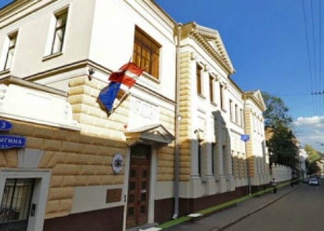Спящий мужчина протаранил посольство Латвии в Москве