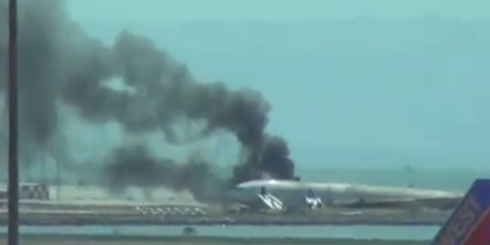 При посадке в Сан-Франциско разбился Boeing 777. ВИДЕО