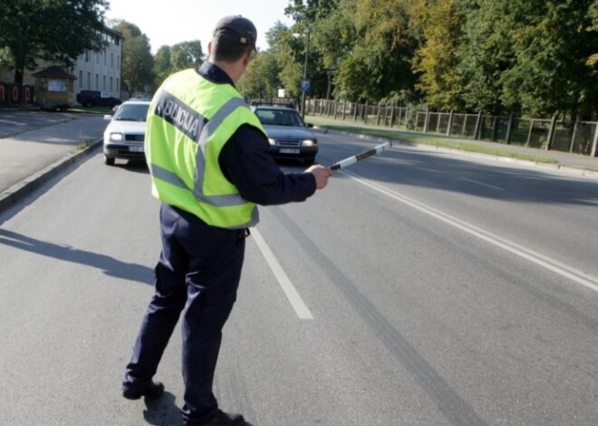 Šoferis dod 70 latu kukuli ceļu policistam; automašīnā atrod arī kontrabandu