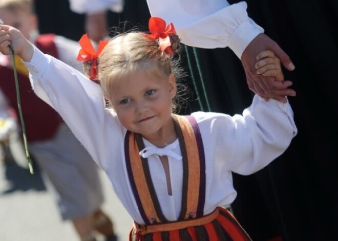 Dziesmu un deju svētku dalībniekiem šodien pienākas brīvdiena