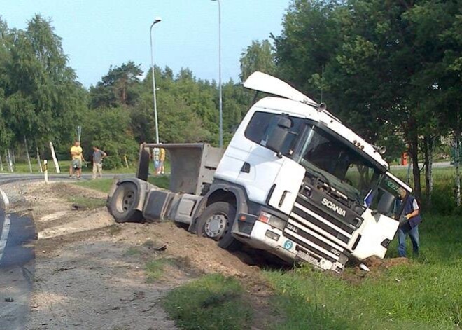 Mikroautobusa un kravas auto avārija uz Ulbrokas – Ogres ceļa