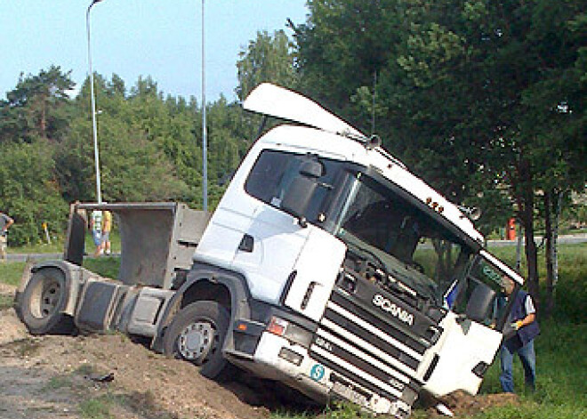 Notikusi avārija uz Ulbrokas-Ogres ceļa: grāvī nokļūst kravas auto un busiņš. FOTO