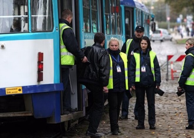 Jūnijā Rīgas sabiedriskajā transportā pieķerts 5671 bezbiļetnieks