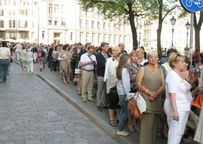 Ļaudis dodas uz Ineses Galantes koncertu Rīgas Domā