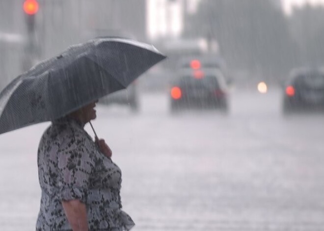 Meteorologi brīdina par pērkona lietusgāzēm