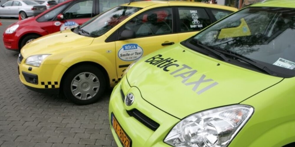 Как выяснилось, по негласному закону такси делят территорию и брать пассажиров на улице могут только те такси, которым это «разрешено»