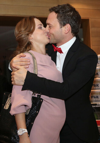 Отношения Анны Снаткиной и Александра Васильева на завить многим. Когда Снаткина родила Васильеву дочь, он назвал себя самым счастливым человеком на свете