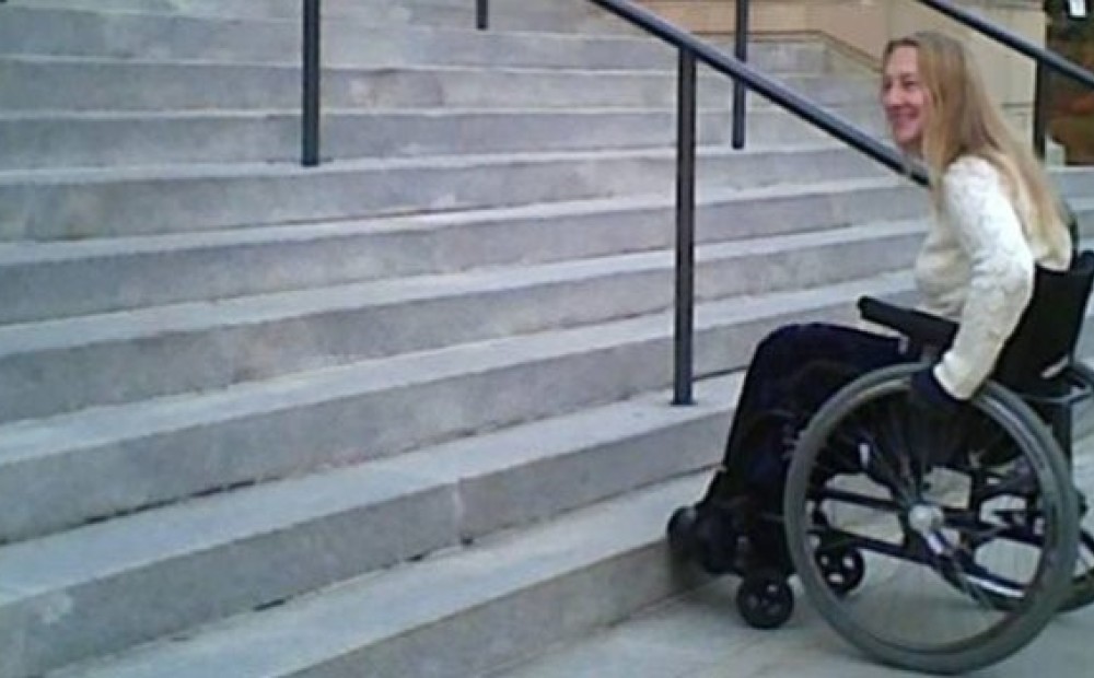 Девушка притворилась инвалидом на балу. Женщины инвалиды колясосницы. Инвалид колясочник. Девочка инвалид. Женщина в инвалидной коляске.