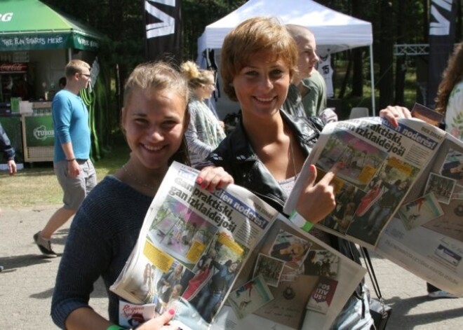 Salacgrīvas viesus sestdien no rīta modināja "Positivus" karstāko jaunumu avīze. FOTO