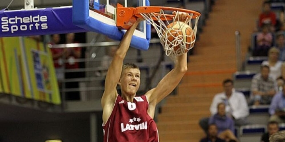 Arī Latvijas U-18 basketbolisti turpina uzvarēt Eiropas čempionātā