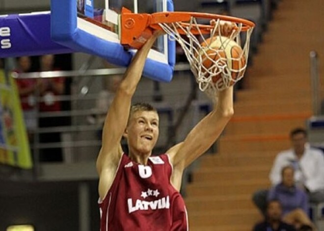 Arī Latvijas U-18 basketbolisti turpina uzvarēt Eiropas čempionātā