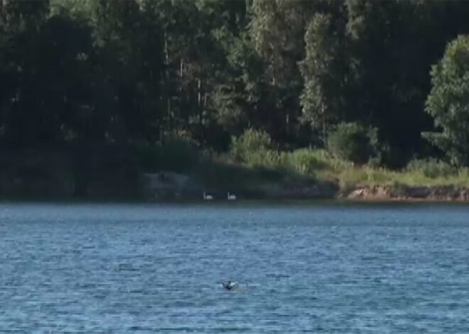 Sauriešu iedzīvotājiem neveicas cīņā pret ūdens motocikliem vietējā karjerā. VIDEO