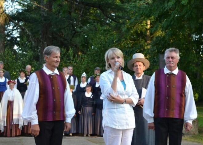 Viesmīlīga sagaidīšana Inešos. Saiešanas atklāšanas pasākumā uzrunu teic Vecpiebalgas novada pašvaldības vadītāja Ella Frīdvalde Andersone.