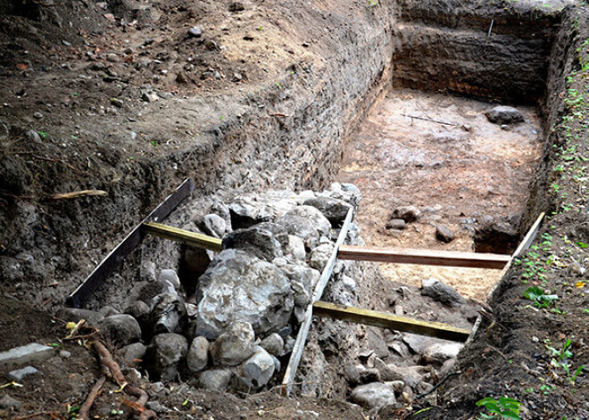 Valmieras vecpilsētā arheologi atklāj līdz šim nezināmu celtni un citas senlietas