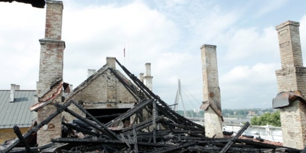 Пожар в Рижском замке: полиция отказывается комментировать версии