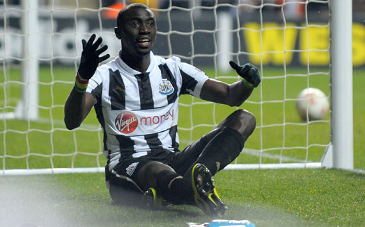 Papiss Demba Sisē vēl ar vecajiem kluba atbalstītājiem uz krūtīm.