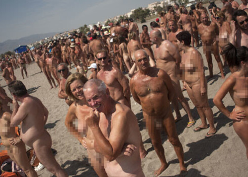 Массовое купание голышом было приурочено к Дню без купальника, учрежденного местными нудистами.