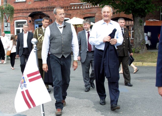 Latvijas prezidents Andris Bērziņš Vīlandes (Igaunija) folkloras festivālā