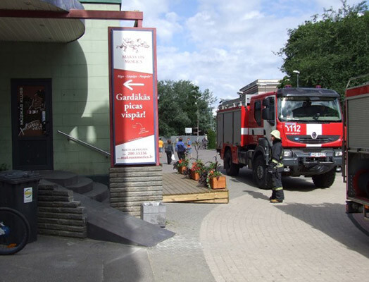 Pirmdienas rītā pamatīga jezga valdīja pie picērijas „Makss un Morics” – ēstuves iekštelpas bija pārklātas ar pelniem. Iespējams, iepriekšējā vakarā kāds pavārs bija aizmirsis izslēgt frī kartupeļu krāsni un tā nakts laikā nosvilusi.