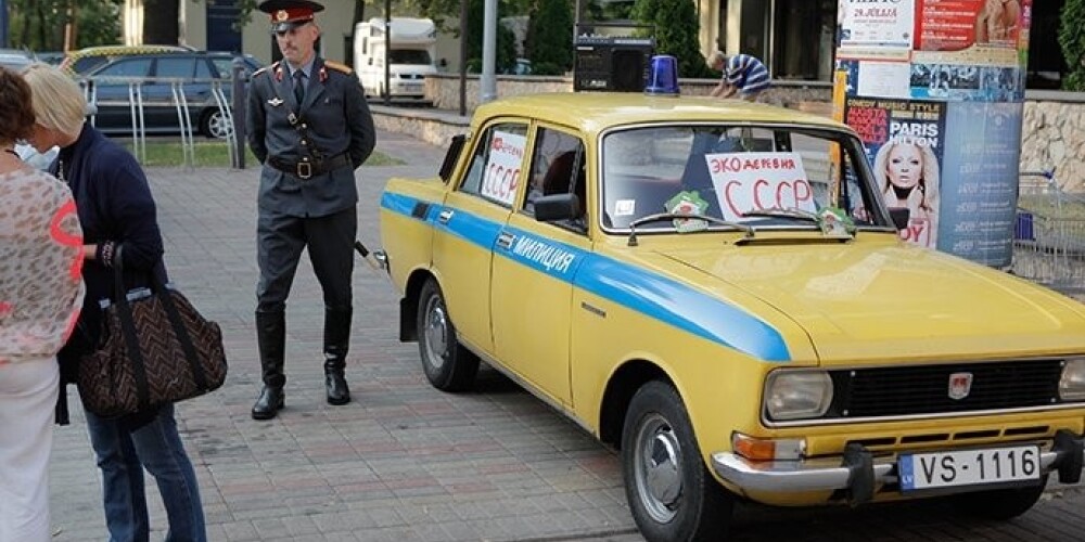 К слову сказать, экипаж советской милиции, рекламирующий поселок, нарушает закон Латвийской Республики, запрещающий использовать советскую символику. Но Холостов готов уплатить административный штраф