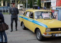 К слову сказать, экипаж советской милиции, рекламирующий поселок, нарушает закон Латвийской Республики, запрещающий использовать советскую символику. Но Холостов готов уплатить административный штраф