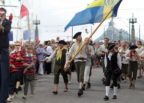 "The Tall Ships Races 2013" dalībnieki iznāk liksmā gājienā Rīgas ielās