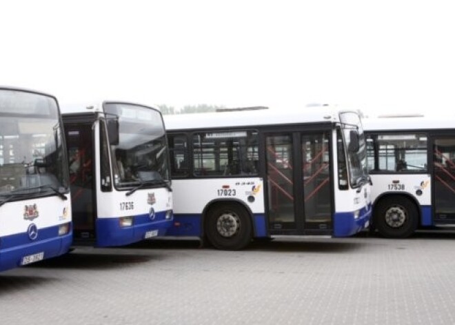 Rīgā satiksmes autobusa šoferis atsaka apturēt transportu noģībuša cilvēka dēļ