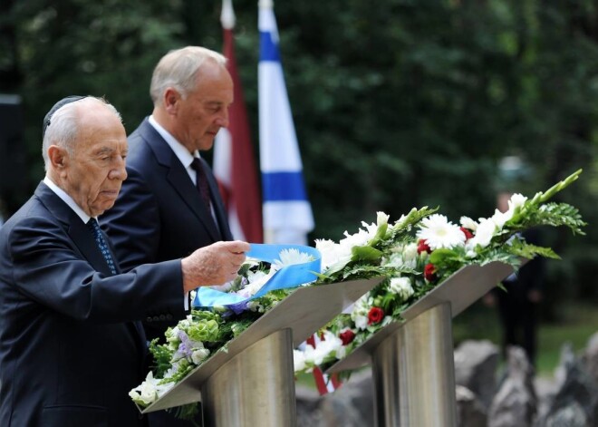 Izraēlas prezidents Šimons Peress un Valsts prezidents Andris Bērziņš piemiņas pasākumā Rumbulas memoriālā