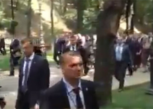 Pārvietojoties pa pilsētas parku, miesassargu svīta bija tik daudzgalvaina, ka ne saskaitīt...