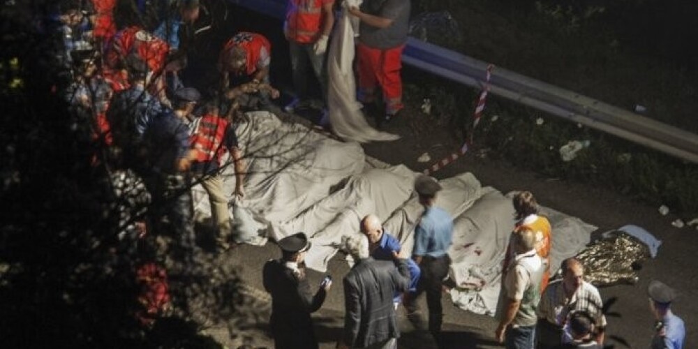 В автобусе, по данным итальянских СМИ, находились паломники, возвращавшиеся в Неаполь после посещения монастыря