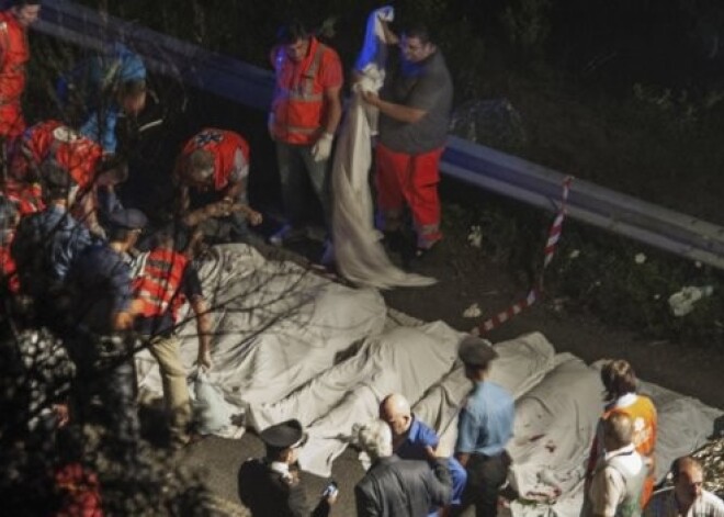 Itālijā no viadukta nogāzies autobuss; gājuši bojā 39 cilvēki. FOTO