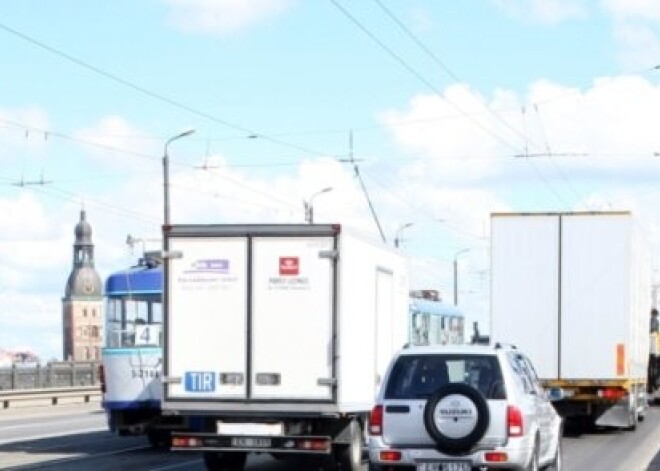 Ražas novākšanas laikā atvieglos kravas auto pārvietošanos pilsētas centrā