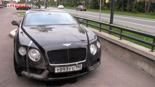 Nikolaja Žerdeva saskādētais Bentley markas auto. Tā remonts viņam izmaksās ap 1 miljonu rubļu.