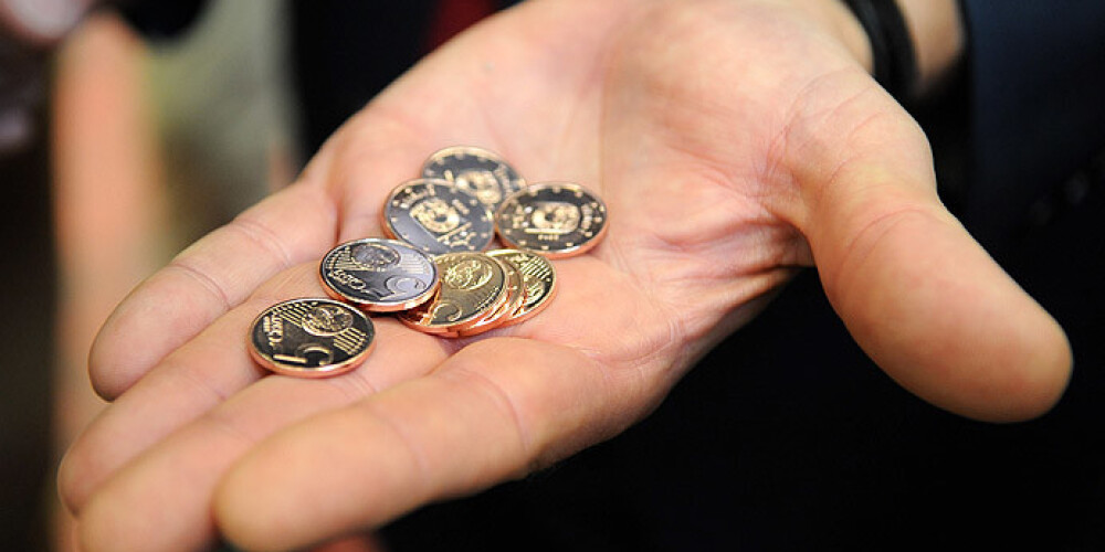 Pavisam svaigi izkaltās Latvijas eiro monētas. FOTO