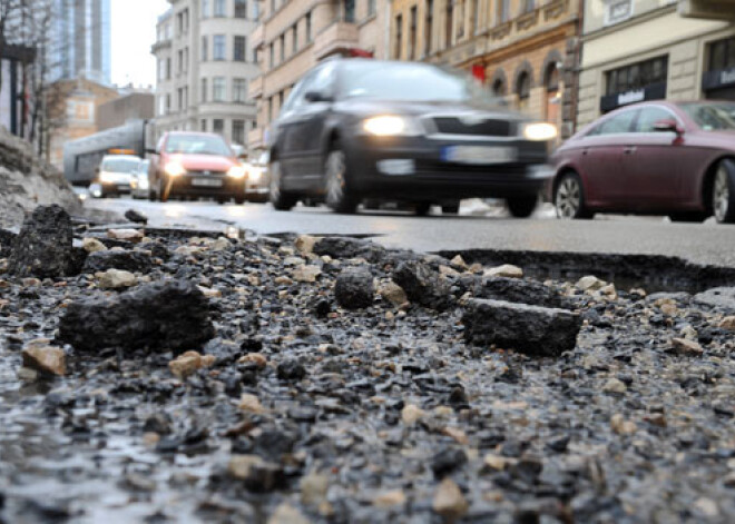 Sliktie ceļi vadītājiem gadā izmaksā 500 miljonus latu