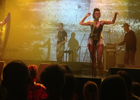 „Cocorosie” koncertā Rīgā pārsteidz ar eksotisku mūziku un pikantiem tērpiem. FOTO