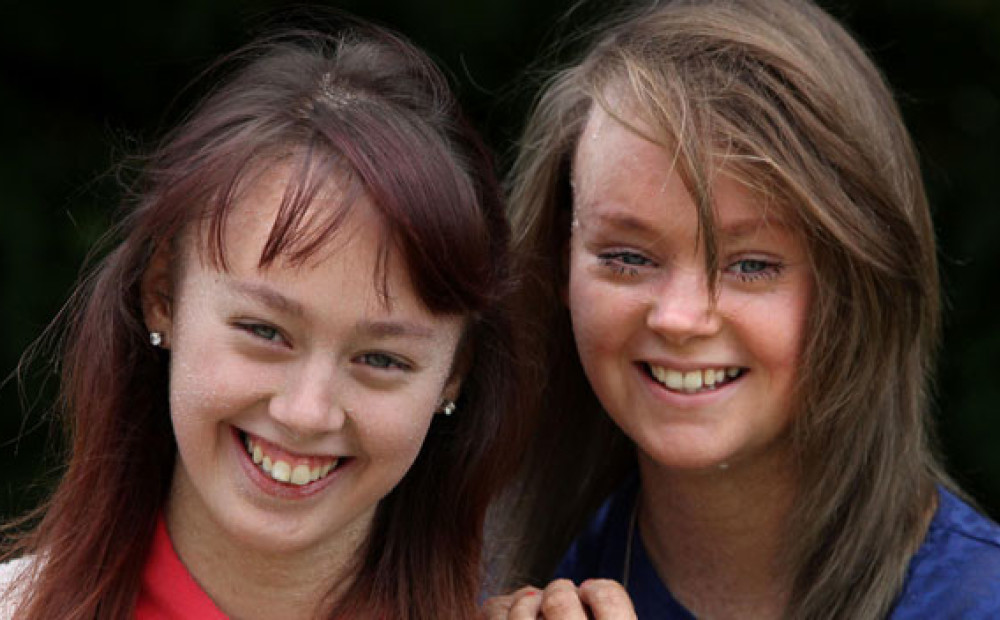 Отношения с сестрой. Две сестры старшая и младшая. Цитаты про брата и сестру. Сестру каждый день. Высказывания для статуса.