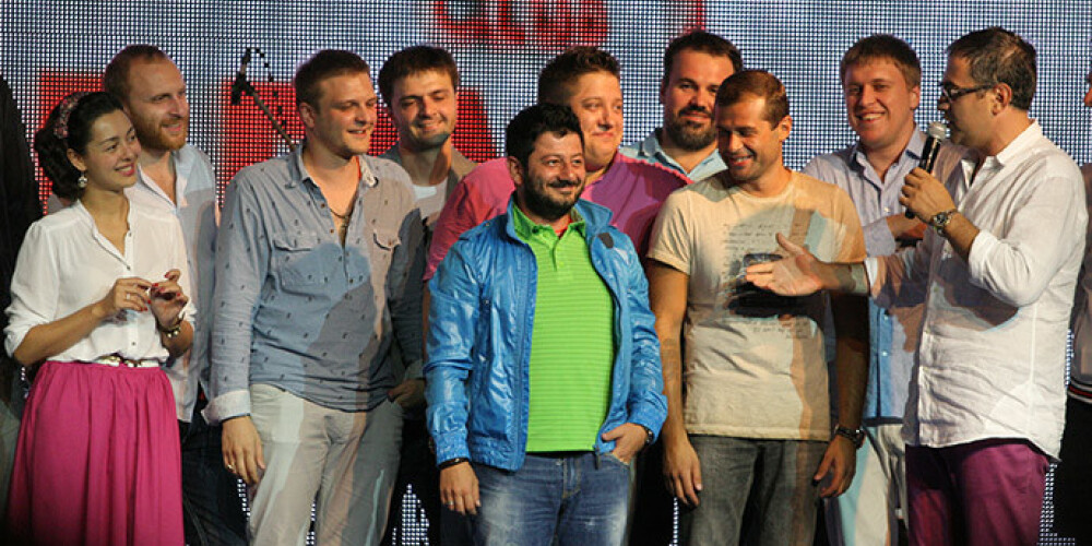 „Comedy Club” 10. jubilejas ievadballītē pamanāmākais personāžs bija augumā nelielais humorists Mihails Galustjans. Viņam bija arī vislielākā piekrišana pie dāmām.