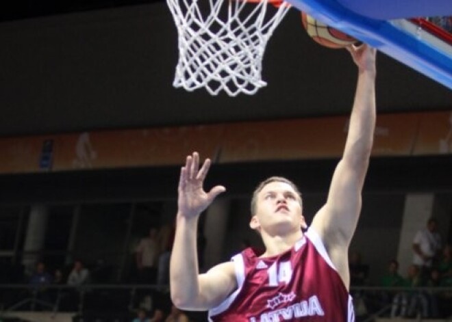 Īsu mirkli pirms spēles beigām Latvijas basketbolistiem uzvara iet gar degunu