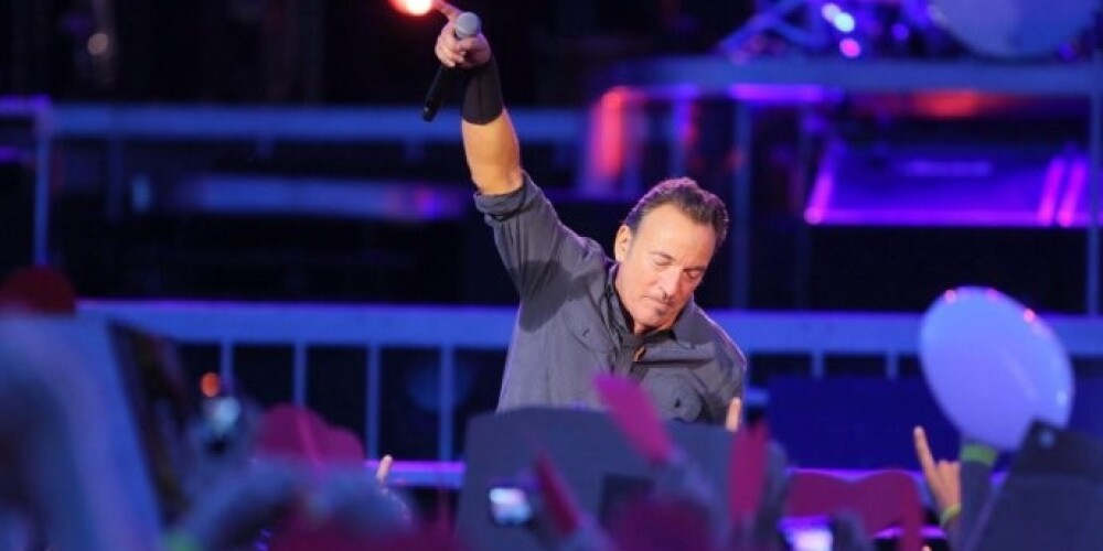 Leģendārais Springstīns ir gatavs mainīt dziesmu kārtību, kā arī klausa publikas vēlmei kādu dziesmu nodziedāt atkārtoti.